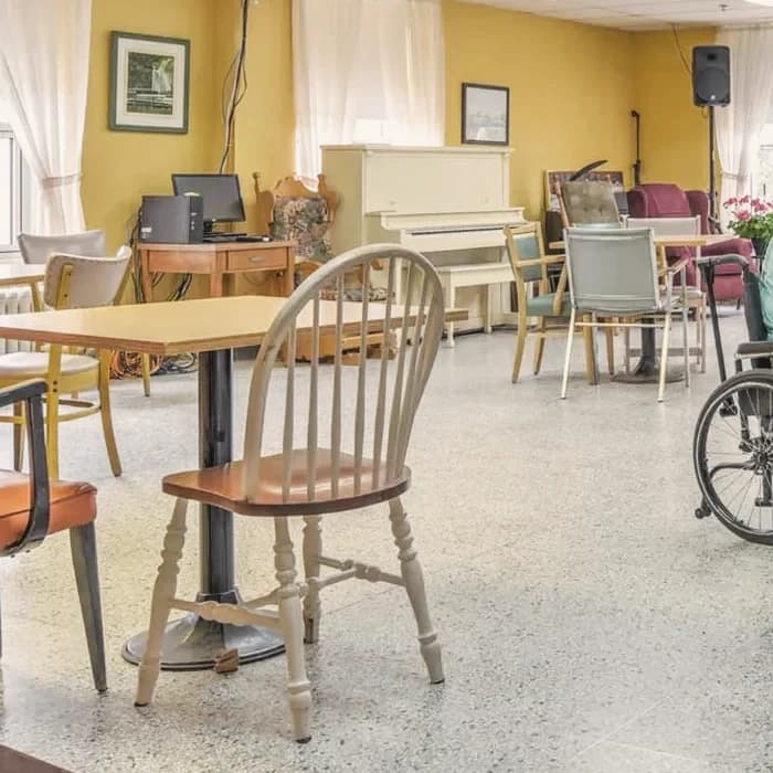 La salle commune de la résidence : le piano, les grandes fenêtres et les tables