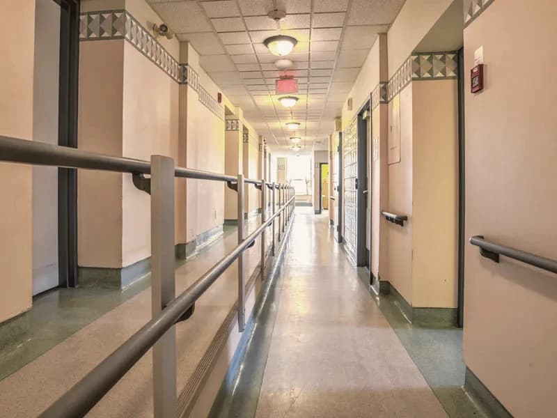 Un corridor de la résidence, avec ses mains courantes