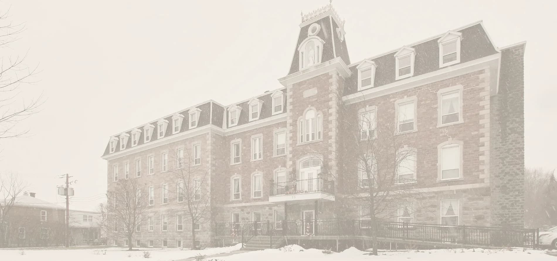 La façade de la résidence en hiver, sous la neige