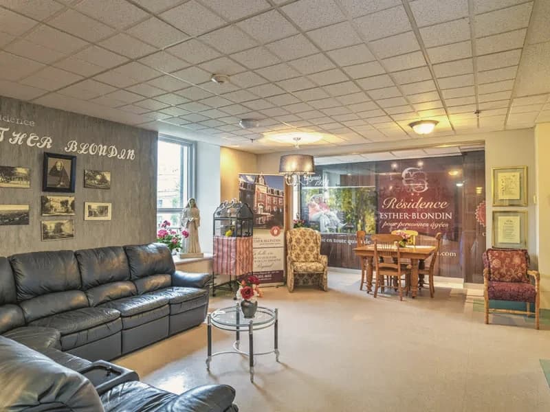Le salon de la résidence, avec le mur Esther Blondin