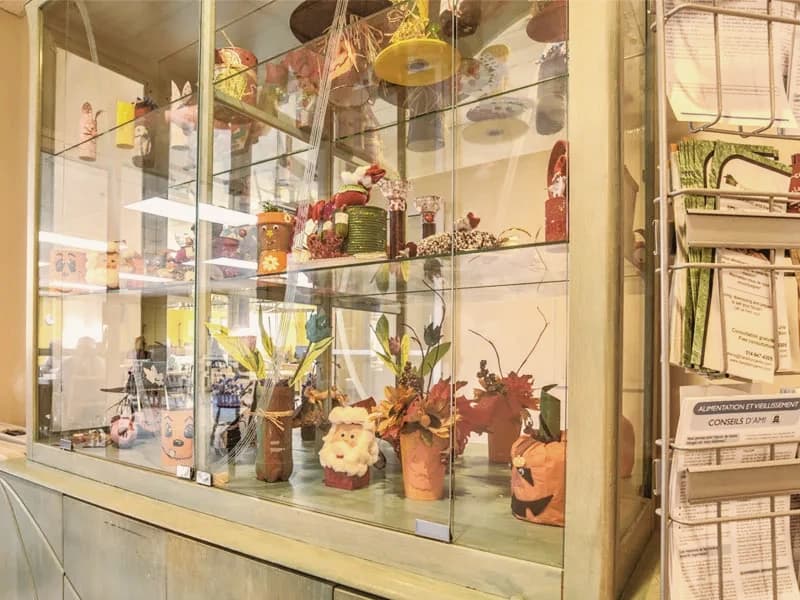 Une vitrine d’artisanat réalisée par les résidents